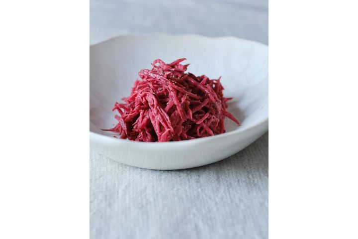 食感も楽しい“新ごぼうの梅ビーツソース和え”