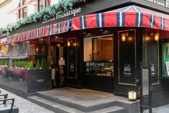 まるでパリの街角カフェ♪とろ～りチーズを堪能／「神楽坂 ラクレット＆フォンデュ フロマティック」