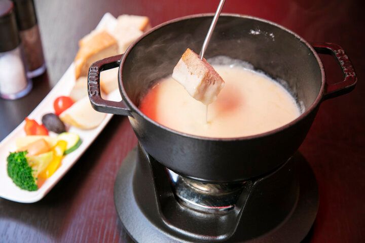 まるでパリの街角カフェ♪とろ～りチーズを堪能／「神楽坂 ラクレット＆フォンデュ フロマティック」