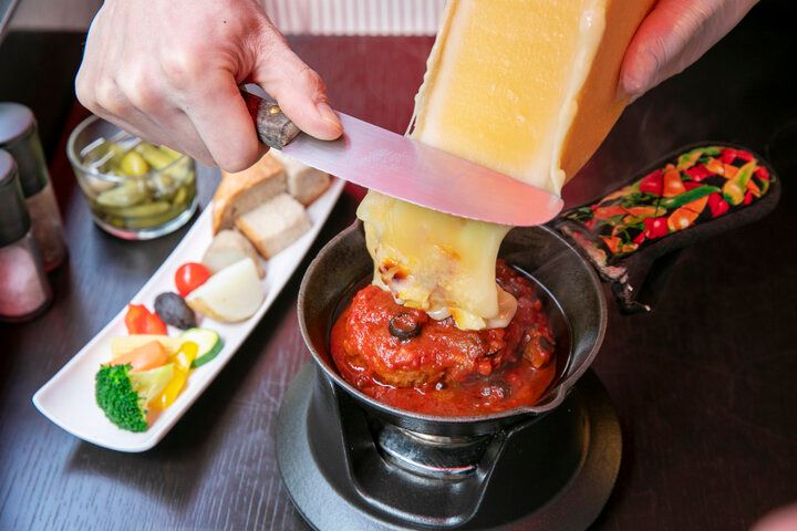 まるでパリの街角カフェ♪とろ～りチーズを堪能／「神楽坂 ラクレット＆フォンデュ フロマティック」