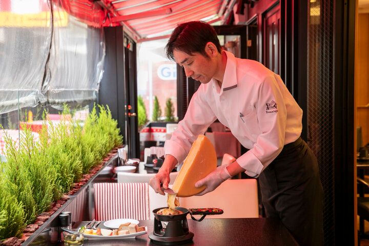 まるでパリの街角カフェ♪とろ～りチーズを堪能／「神楽坂 ラクレット＆フォンデュ フロマティック」