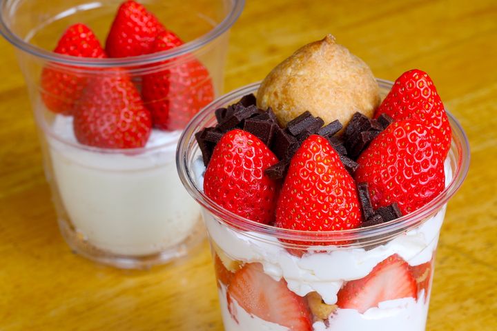 「季節のミルクプリン」500円（左）「いちごパフェ750円」（右）