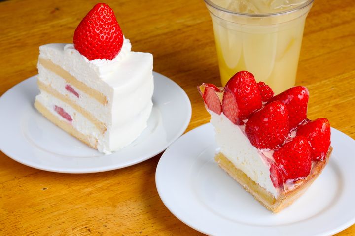 「いちごショート」750円と「いちごタルト」（右）各750円
