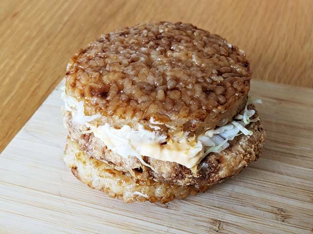 包装を取った「ごはんチキンタツタ」がトレーにのせられている様子