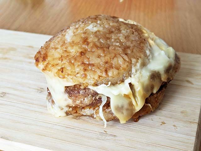 包装を取った「ごはんチキンタツタ 油淋鶏チーズ」がトレーにのせられている様子