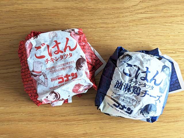 マクドナルドの新商品「ごはんチキンタツタ」と「ごはんチキンタツタ 油淋鶏チーズ」がテーブルに並べられている様子