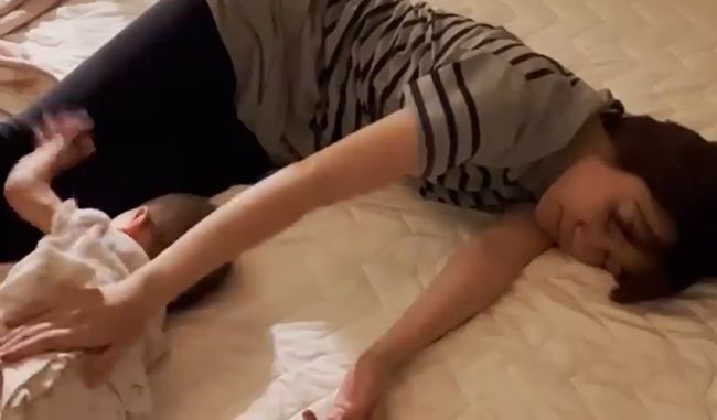 寝かしつけのつもりがママが寝落ち！するとベビーが驚きの行動に！？！！