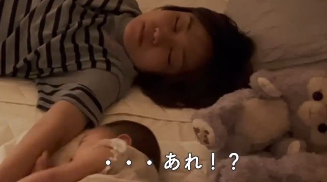 寝かしつけのつもりがママが寝落ち！するとベビーが驚きの行動に！？！！