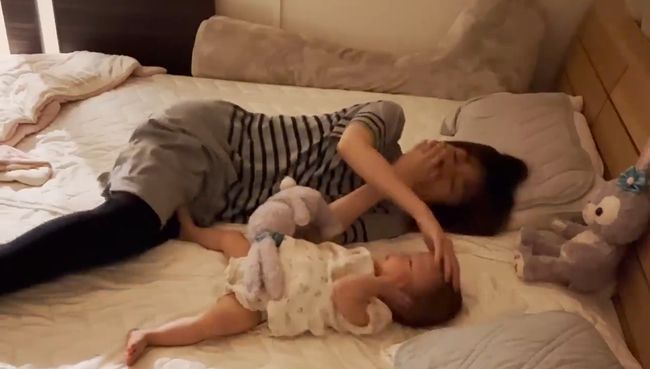 寝かしつけのつもりがママが寝落ち！するとベビーが驚きの行動に！？！！