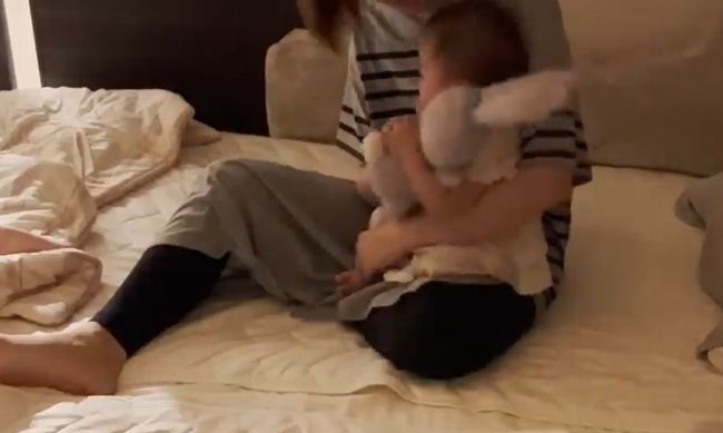寝かしつけのつもりがママが寝落ち！するとベビーが驚きの行動に！？！！