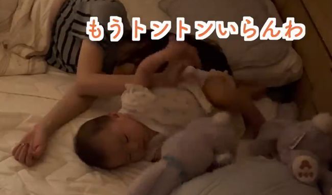寝かしつけのつもりがママが寝落ち！するとベビーが驚きの行動に！？！！