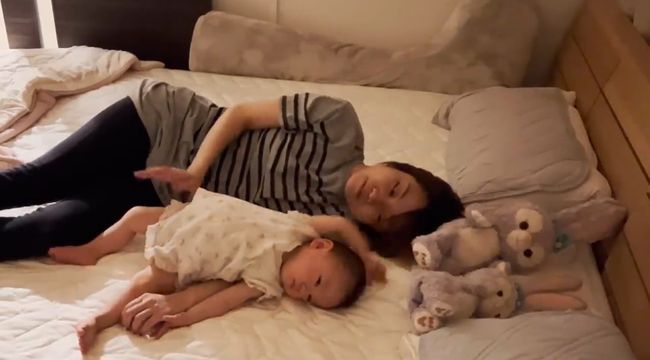 寝かしつけのつもりがママが寝落ち！するとベビーが驚きの行動に！？！！