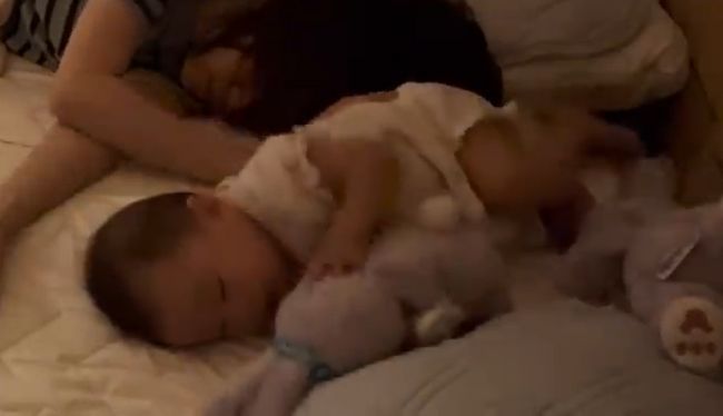 寝かしつけのつもりがママが寝落ち！するとベビーが驚きの行動に！？！！
