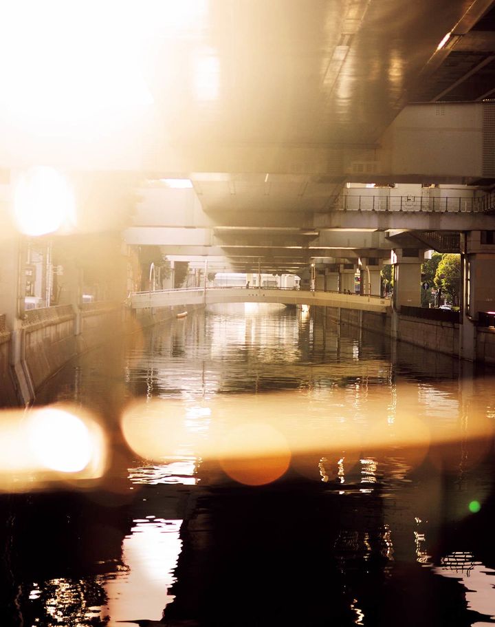 元町商店街の脇に流れる川沿い