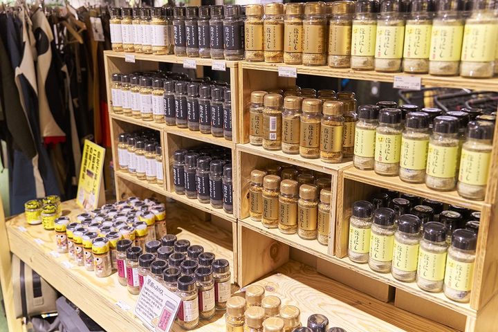 シーズニング各種も豊富にそろう。おうち使いとして購入するという人も多いとか