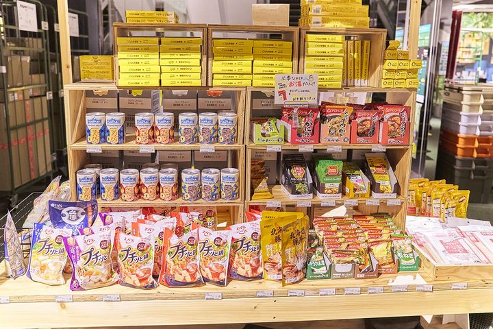 賞味期限切れでお買い得のコーナーも。フードロスにつながる