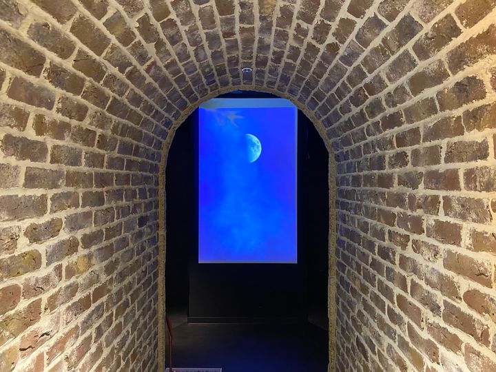 レンガ調のトンネルで非日常の気分に