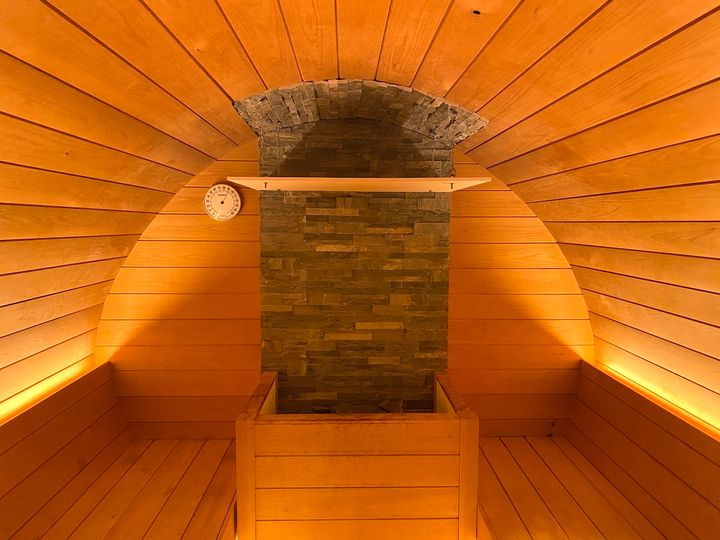 「タルサウナルーム」のサウナ内。国産の檜を使用していて、木のぬくもりと香りに癒されます。