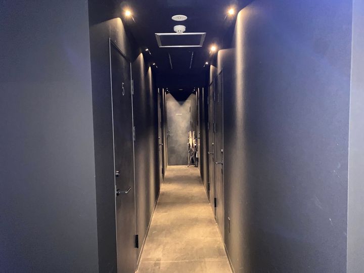 個室までの通路は薄暗くなっています