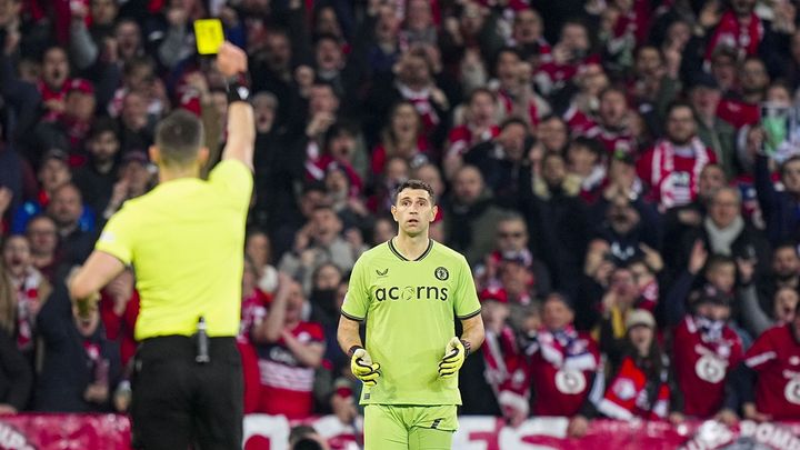 イエロー2枚目なのに退場にならず！ELでエミリアーノ・マルティネスに「PK戦での特殊ルール」が採用…ファンならわかる？