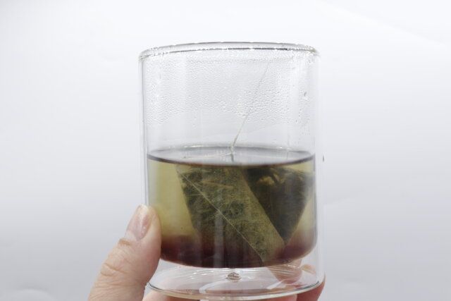 ダイソーのサンルージュひも付き三角ティーバッグの色の変化