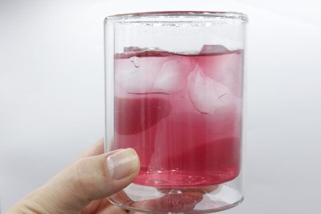 ダイソーのサンルージュひも付き三角ティーバッグはレモンを入れると色が変化する