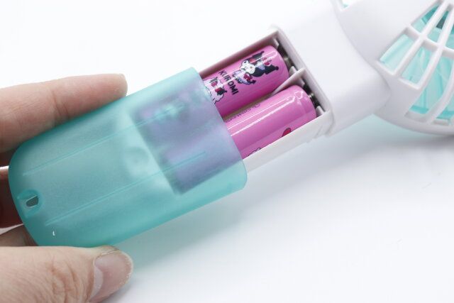 ダイソーの扇風機（電池式、スタンド付、クリアカラー）は電池式