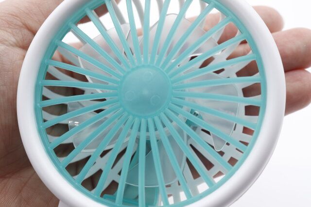 ダイソーの扇風機（電池式、スタンド付、クリアカラー）は風量◎