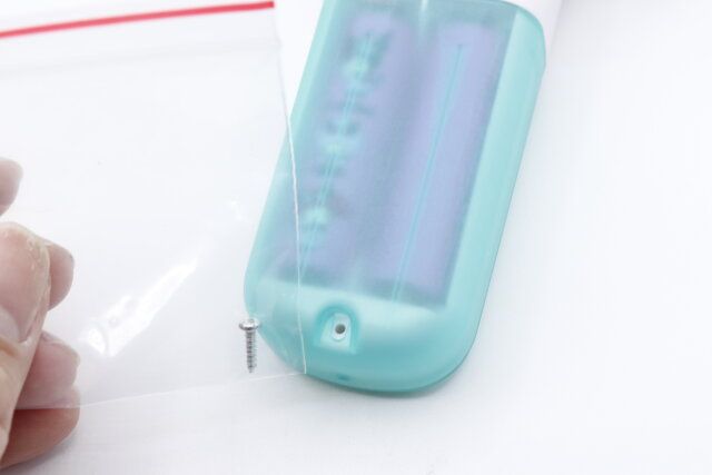 ダイソーの扇風機（電池式、スタンド付、クリアカラー）はネジが同梱されている