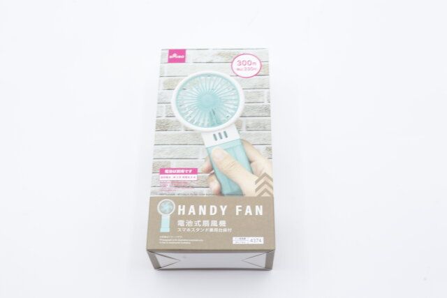 ダイソーの扇風機（電池式、スタンド付、クリアカラー）のパッケージ