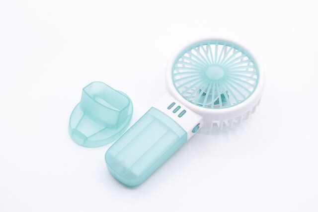 ダイソーの扇風機（電池式、スタンド付、クリアカラー）