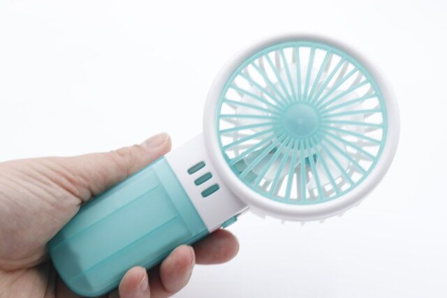 ダイソーの扇風機（電池式、スタンド付、クリアカラー）のサイズ感