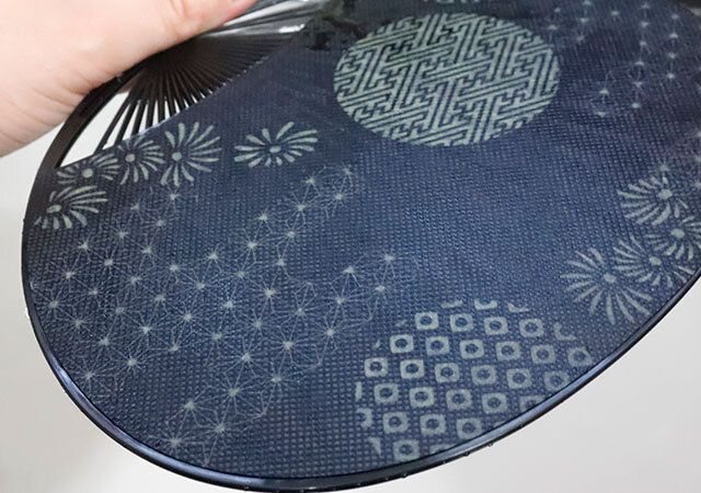 セリアの布うちわ 和柄 ミックス 黒紺の水うちわとしての使用例