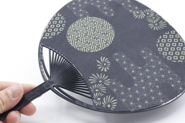 セリアの布うちわ 和柄 ミックス 黒紺のデザイン