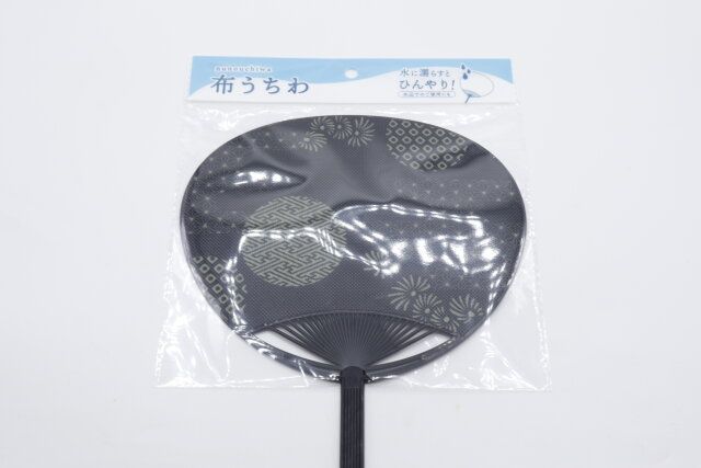 セリアの布うちわ 和柄 ミックス 黒紺のパッケージ