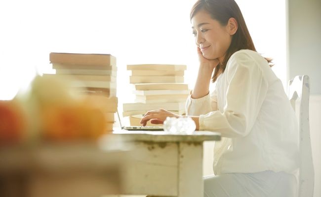 資格の勉強をする女性