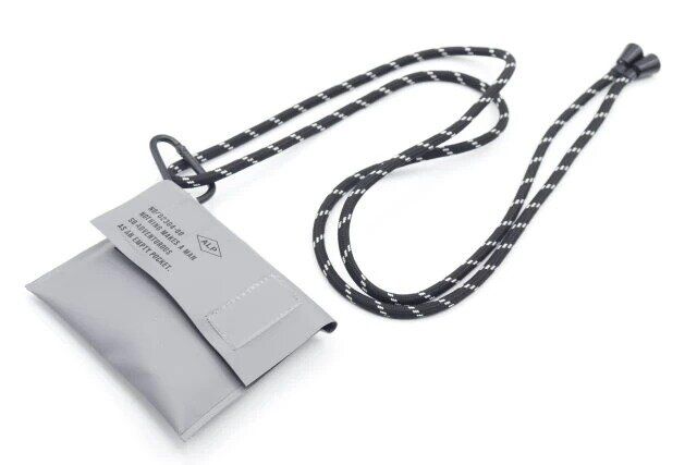 ダイソーのマルチケース グレーにストラップを装着