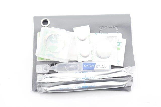 ダイソーのマルチケース グレーに救急グッズをいれた様子