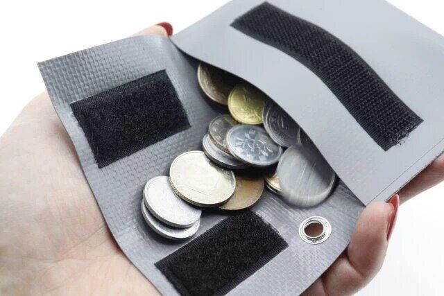 ダイソーのマルチケース グレーに小銭を入れた様子