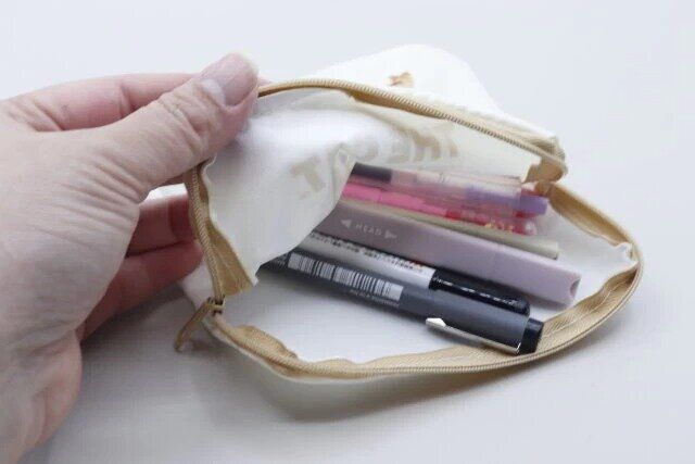 ダイソーのTHE DOG スクエアポーチにペンを収納