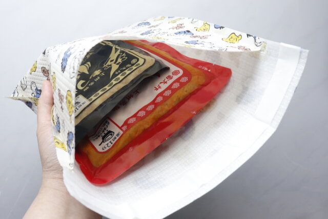 ダイソーのおすそ分けにおすすめなテープ付ソフトバッグ 2枚（くまのプーさん）