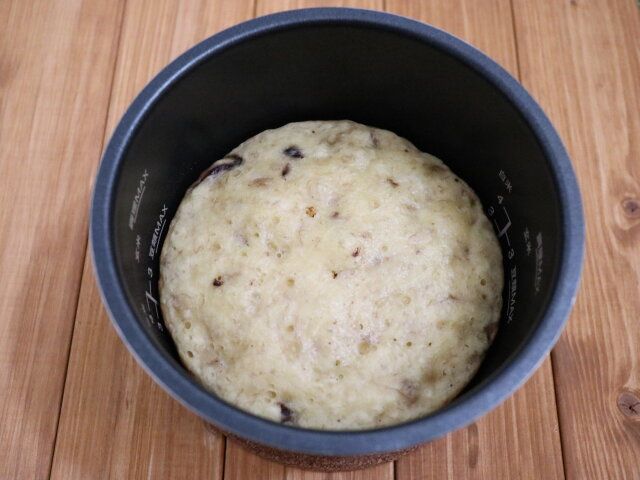 バナナチョコケーキ レシピ 生地を炊飯器に移し通常の炊飯モードで加熱する