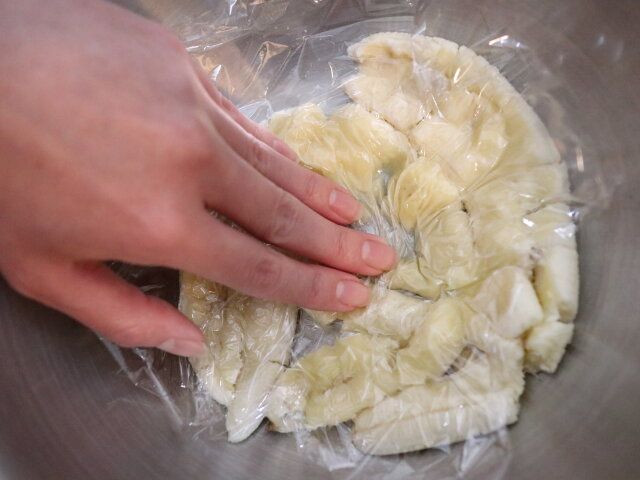 バナナチョコケーキ レシピ ボウルにバナナを入れて潰す