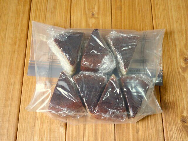 バナナチョコケーキ レシピ 好みの大きさに切ったあと一つずつラップで包みチャック付きのビニール袋で保管