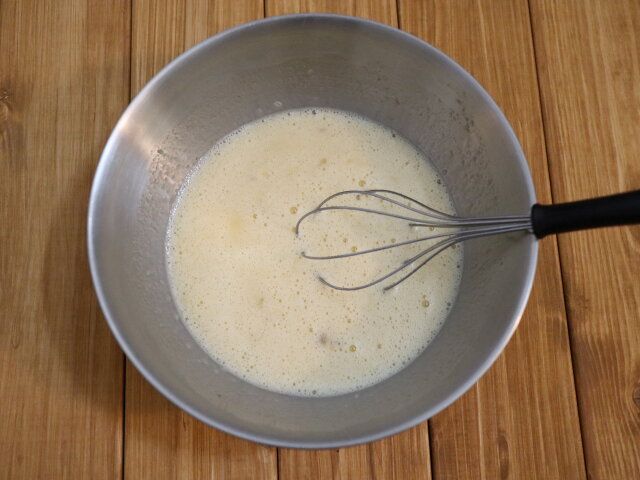 バナナチョコケーキ レシピ 卵 砂糖 サラダ油 牛乳を順に泡だて器で混ぜる