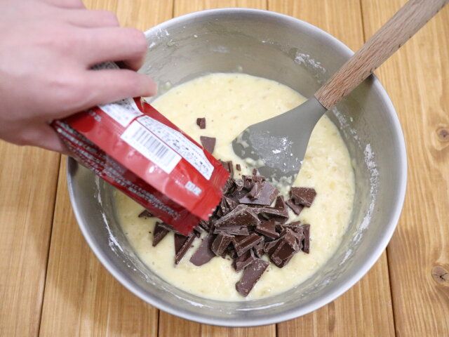 バナナチョコケーキ レシピ 板チョコレートを割り入れ混ぜる