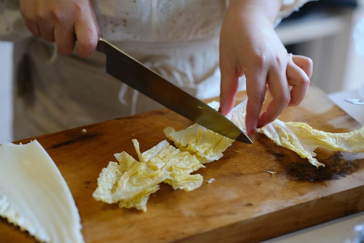 白菜を切る