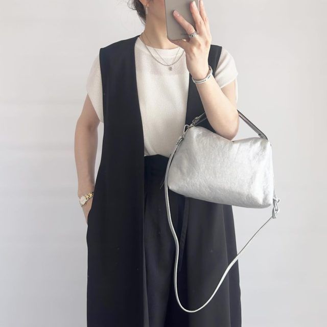 GU「ループヤーンコーデの女性2」