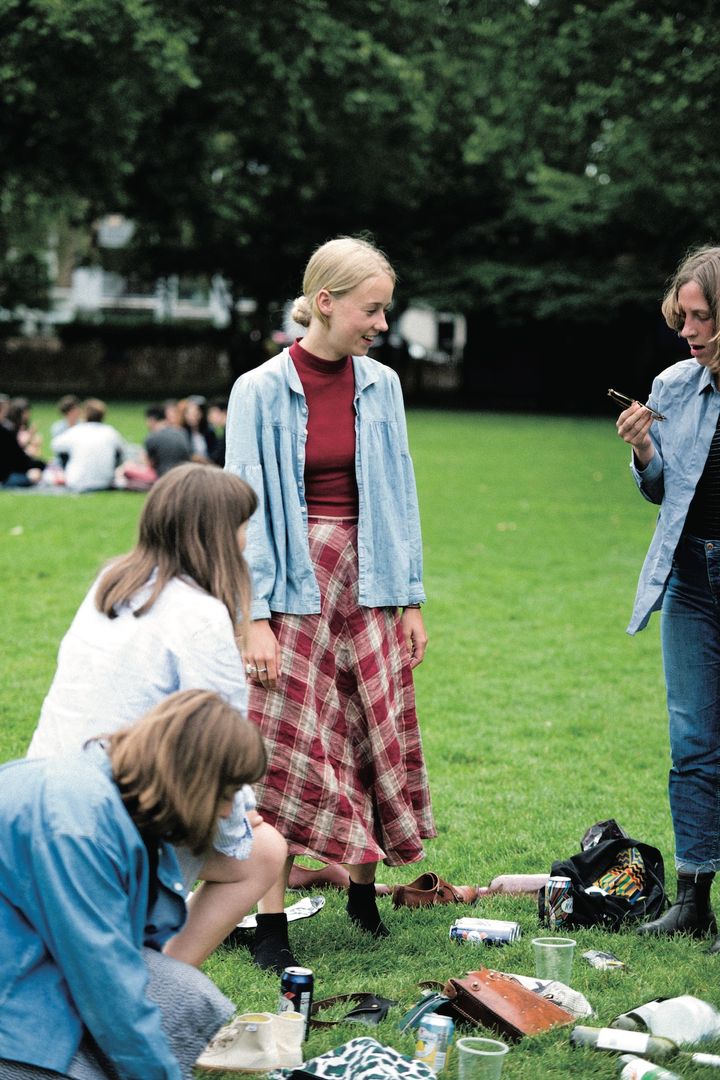 着回り力がアップする！1枚もっておくと便利な長袖ダンガリーシャツのコーデ