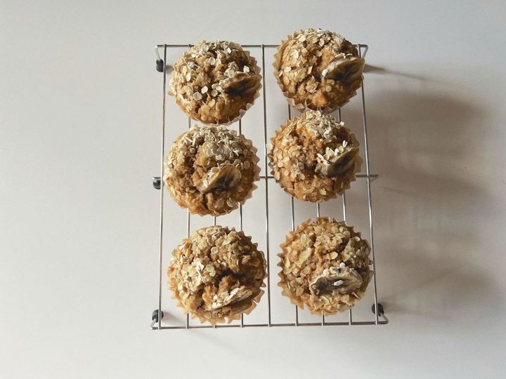 【簡単米粉レシピ】ヘルシーなオートミールとバナナの米粉マフィン【渡辺友美子のコーヒーに合うお菓子のレシピ vol.39 〜レシピで旅するヨーロッパ〜】